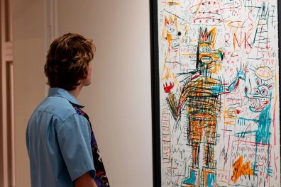 Visitor viewing Basquiat's Figure Portfolio in gallery, basquiat in amsterdam.